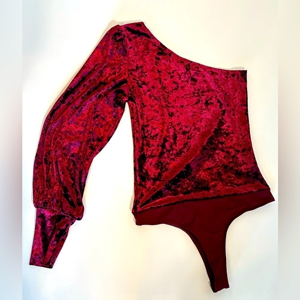 Lulu’s XS Crushed Red Velvet Asymmetrical One Shoulder Body Suit with snaps.